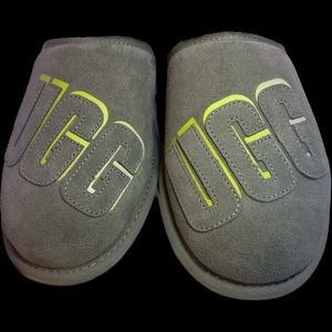UGG Men’s Scuff Graphic Shadow Slippers